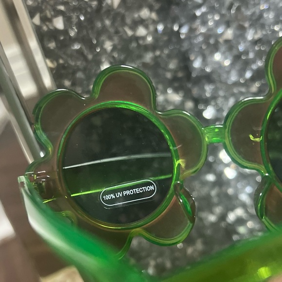 Dreamgirl Green Floral Sunglasses - Picture 5 of 5